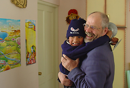 Pater Klaus hilft Kindern in Bolivien